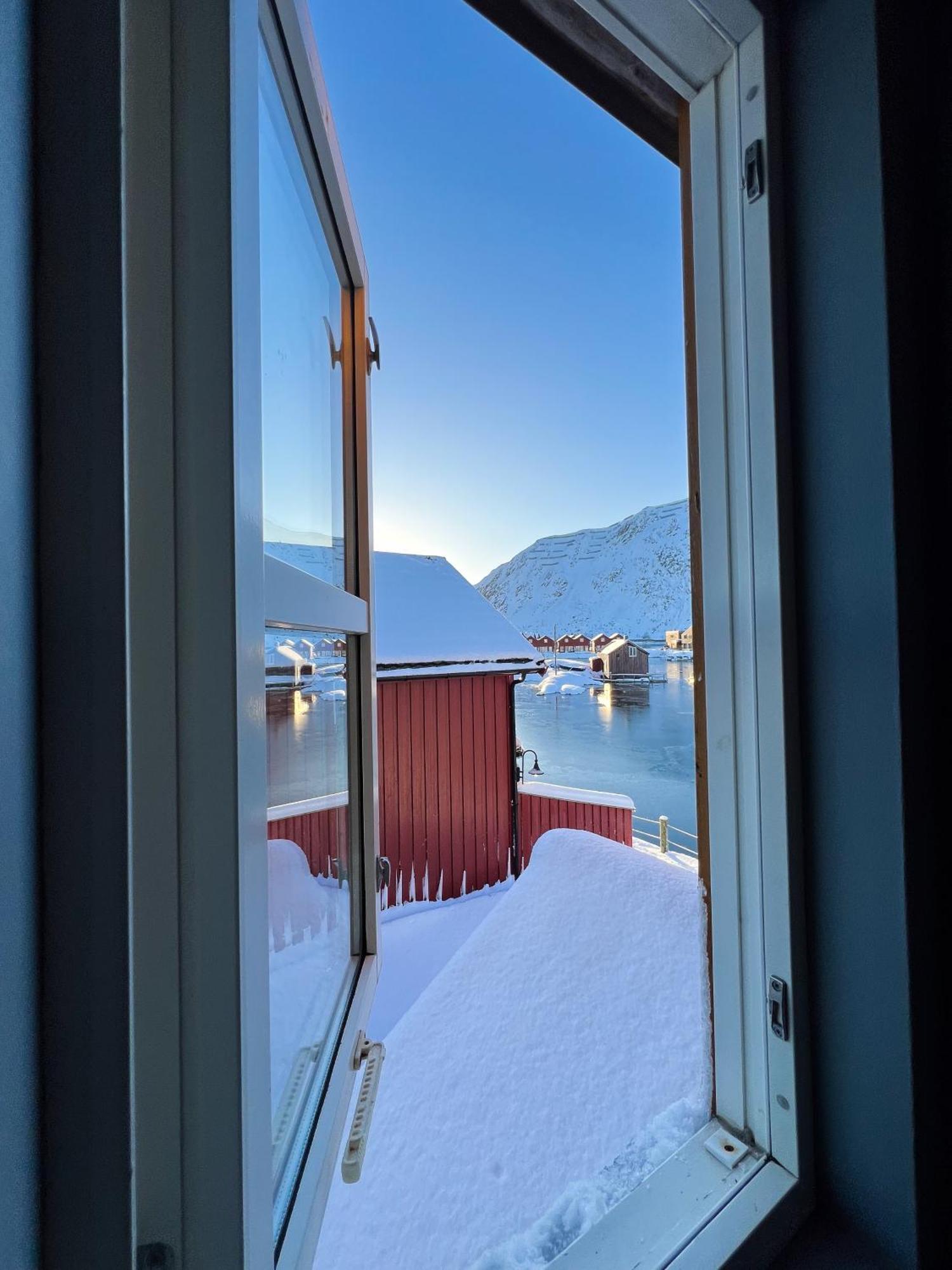 Charming Waterfront Cabin In Ballstad, Lofoten Экстерьер фото