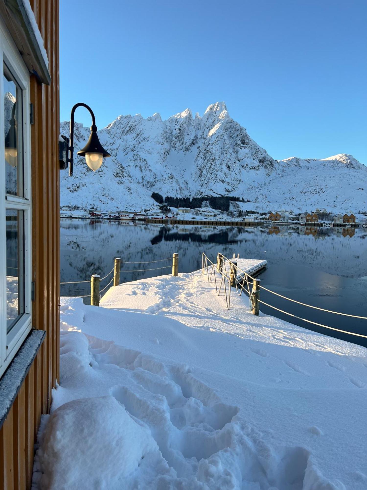 Charming Waterfront Cabin In Ballstad, Lofoten Экстерьер фото