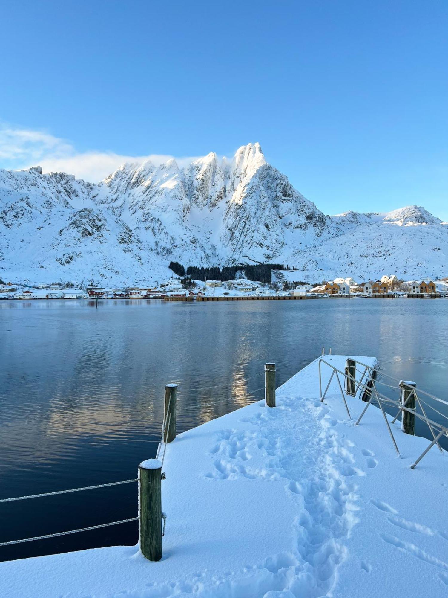 Charming Waterfront Cabin In Ballstad, Lofoten Экстерьер фото
